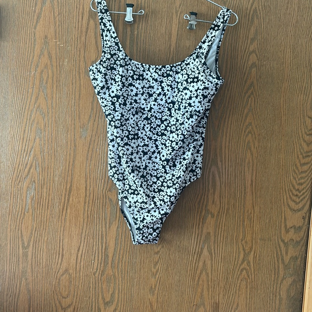EUC Pink black and white  flowered one piece bathing suit Size (M)